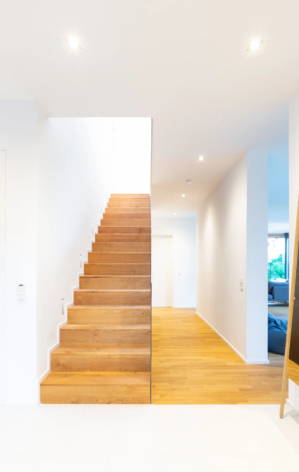 Einläufige Treppe in Einfamilienhaus, schmales Geländer aus Metall