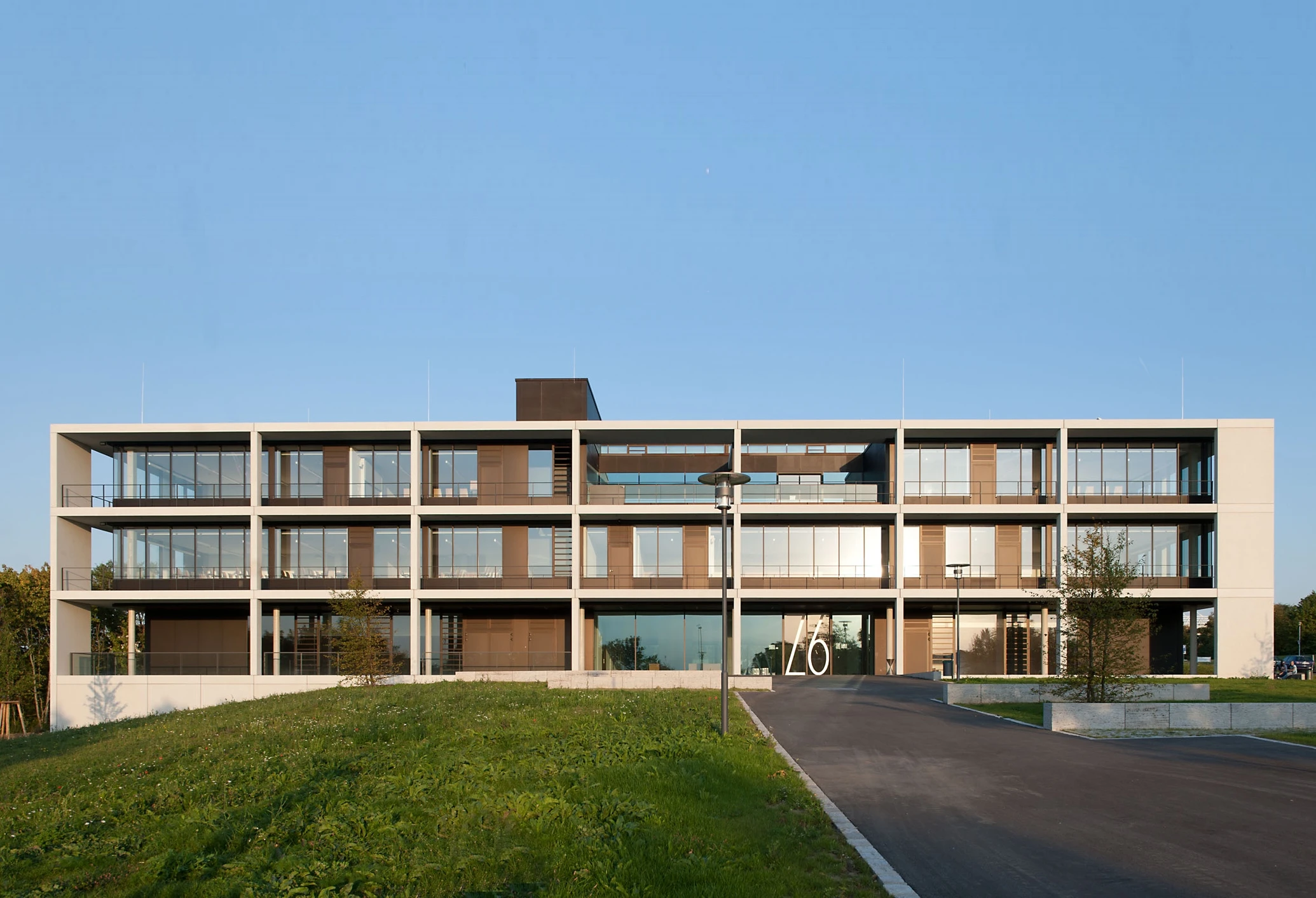 Architekturbetonfassade, Pfosten-Riegel-Fassade, Aluminiumelemente