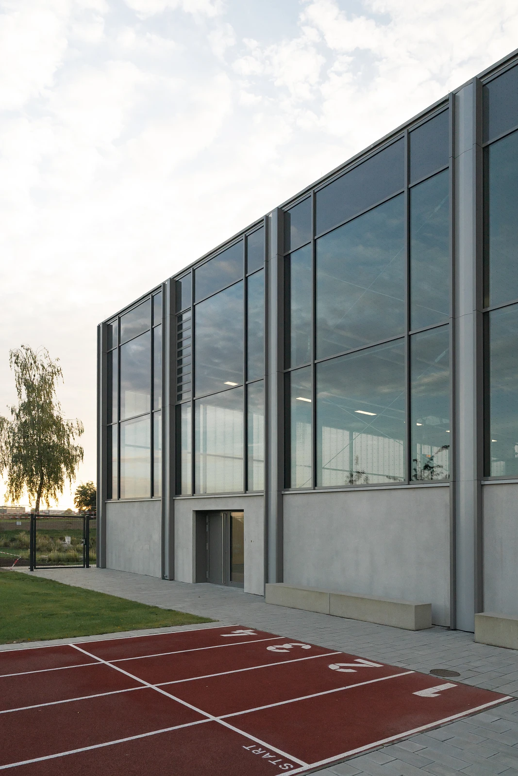 Dreifachsporthalle, Fassade aus Beton und Glas, Tragwerk ablesbar