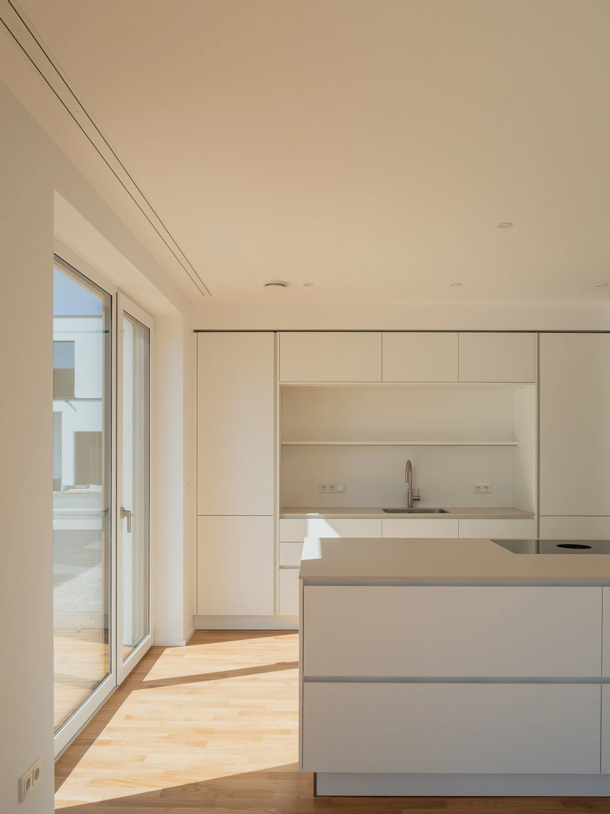 Einfamilienhaus, Weiße, minimalistische Küche, Parkettboden