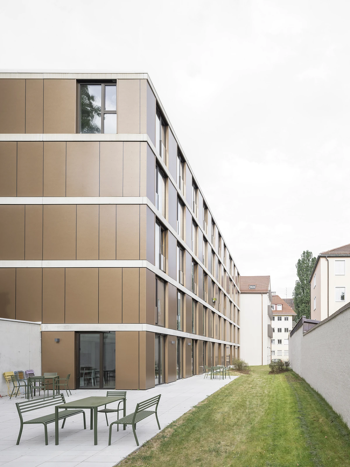 Studierendenwohnheim Ansicht Neubau Fassade mit Faserzementplatten, Horizontale Gliederung durch Betongesimse