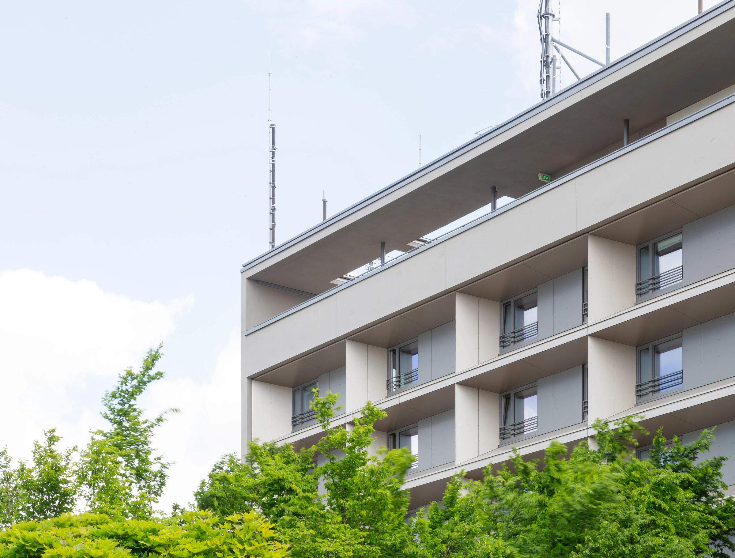 Studierendenwohnheim Fassade aus vorgehängten Metallelementen, besondere Tiefe für Sonnenschutz