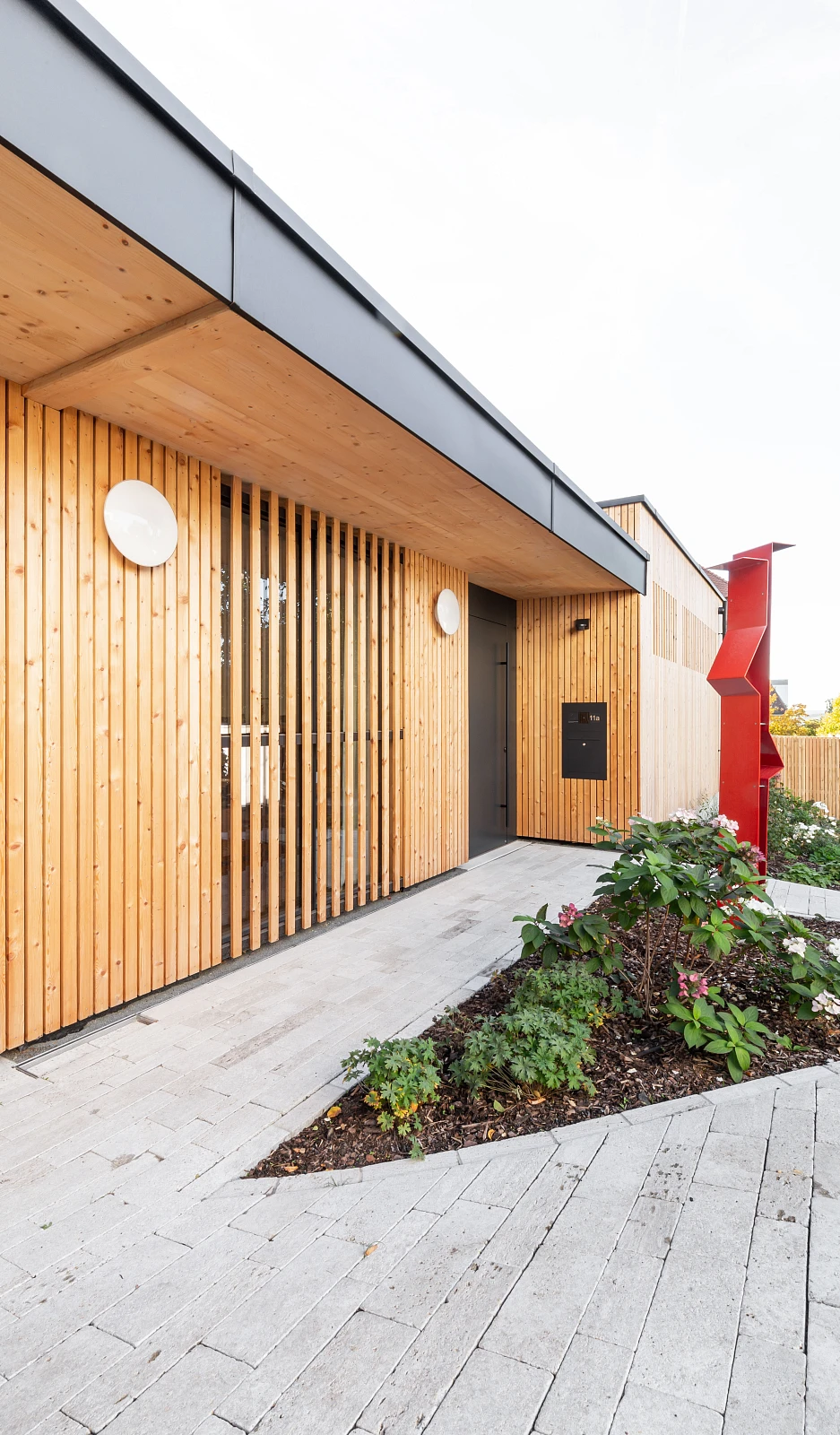 Außenansicht des Eingangsbereiches eines Holzbau Einfamilienhauses
