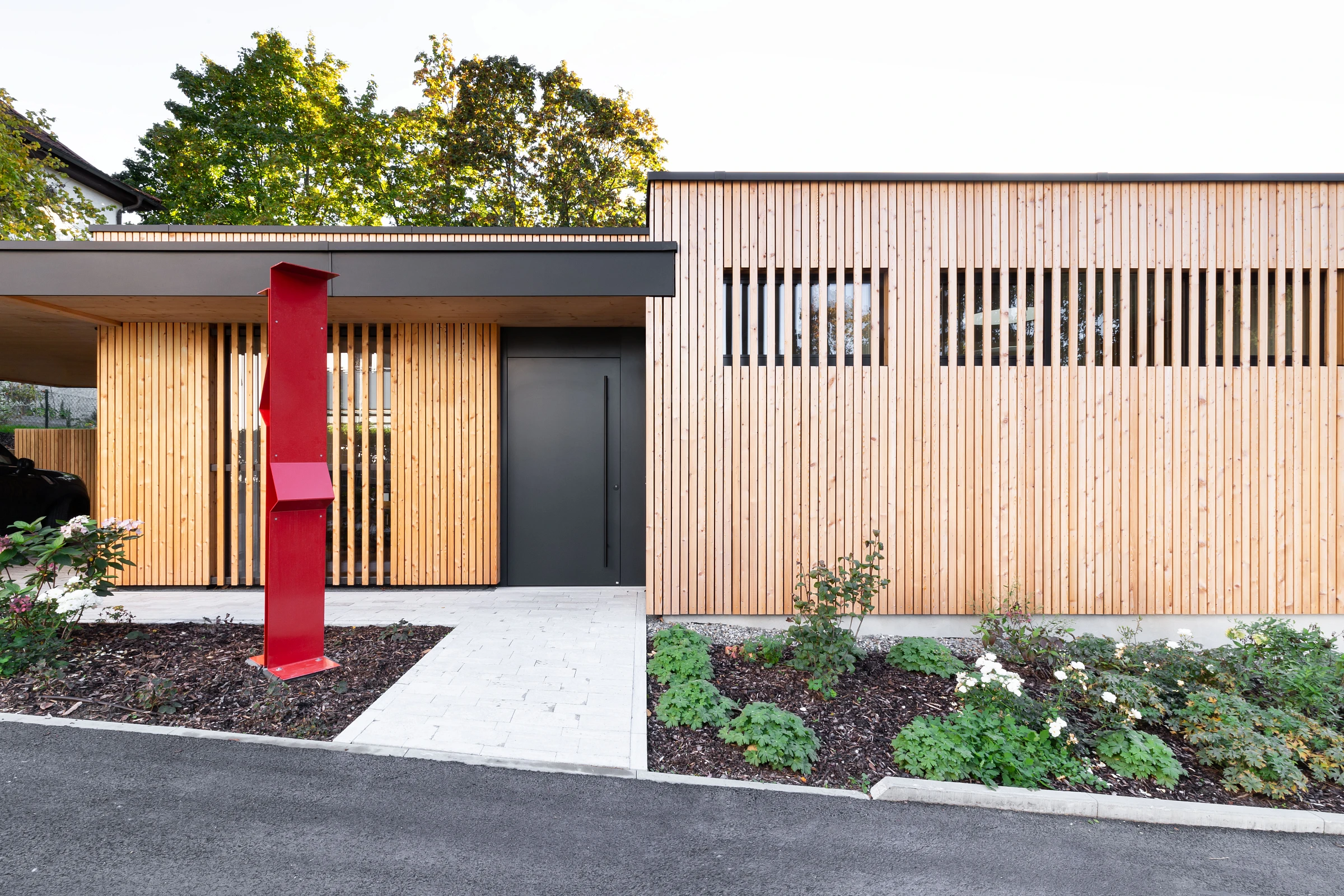 Außenansicht des Eingangsbereiches eines Holzbau Einfamilienhauses
