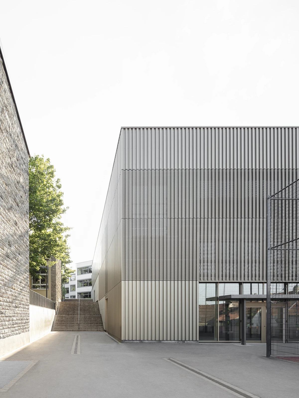 Außenansicht mit Metallfassade der Sporthalle