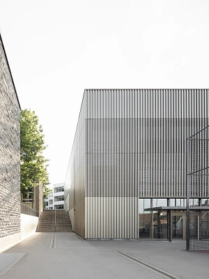 Außenansicht mit Metallfassade der Sporthalle