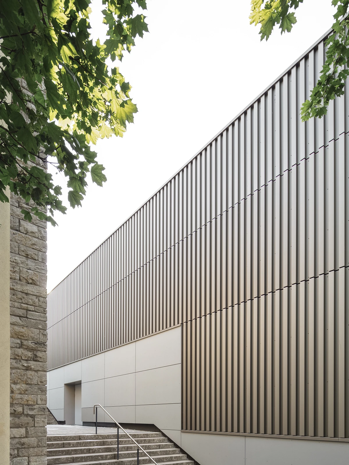 Außenansicht mit Metallfassade der Sporthalle