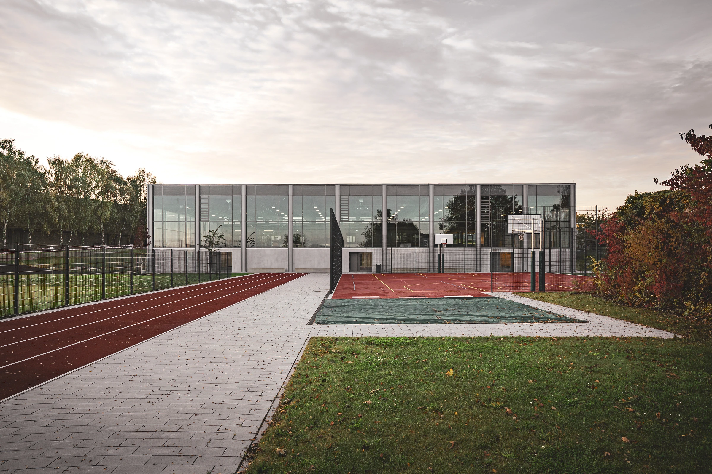 Außenansicht als Glasfassade Dreifachsporthalle