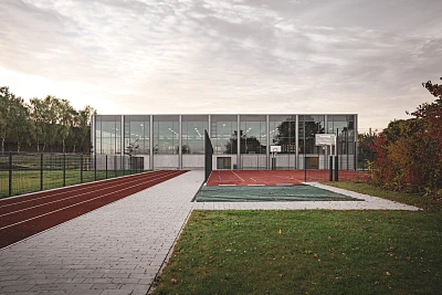 Außenansicht als Glasfassade Dreifachsporthalle