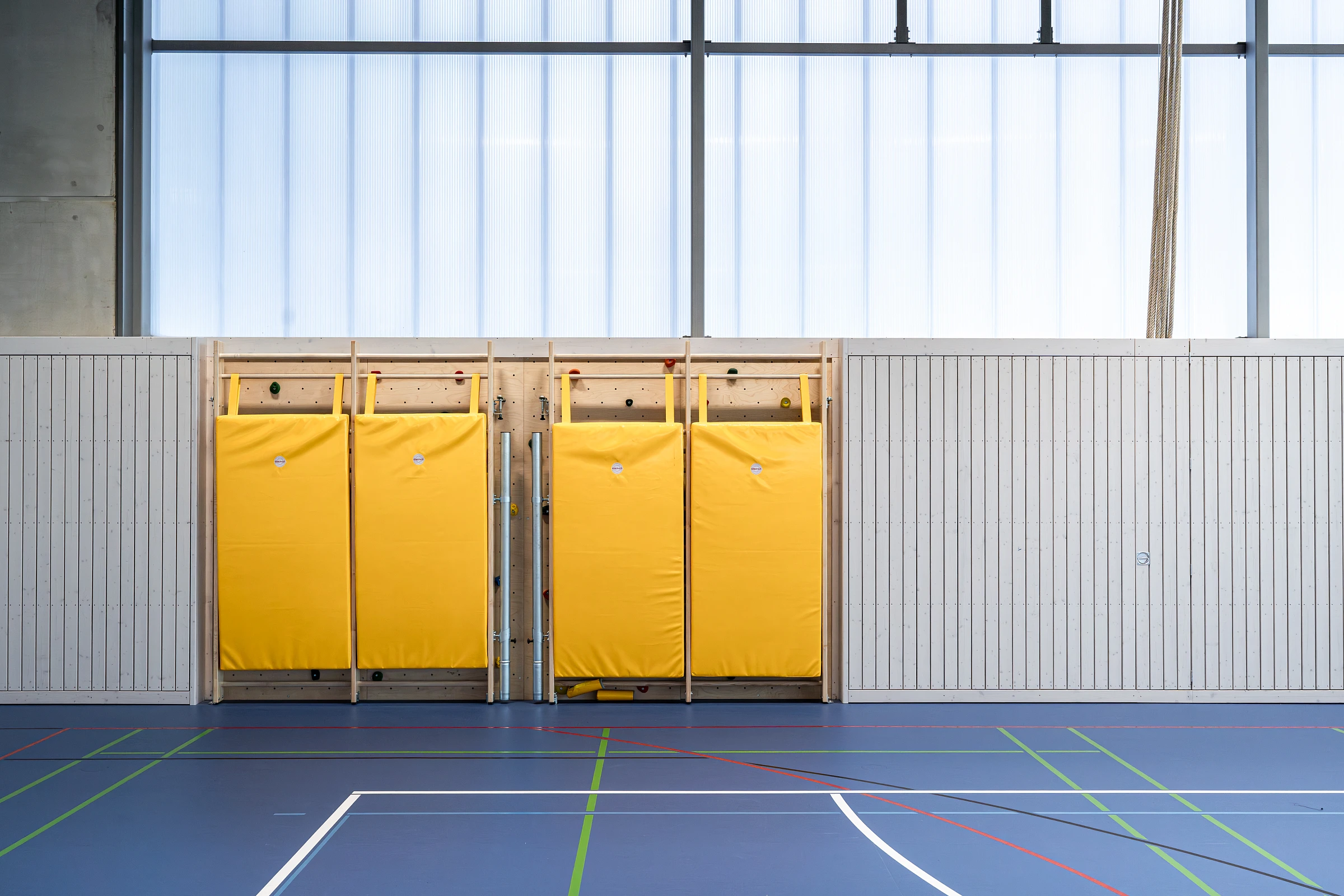 Innenansicht Hallenbereich mit Sportbodenbelag in der Dreifachsporthalle