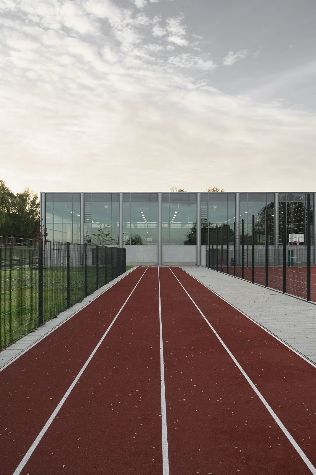 Außenansicht als Glasfassade Dreifachsporthalle