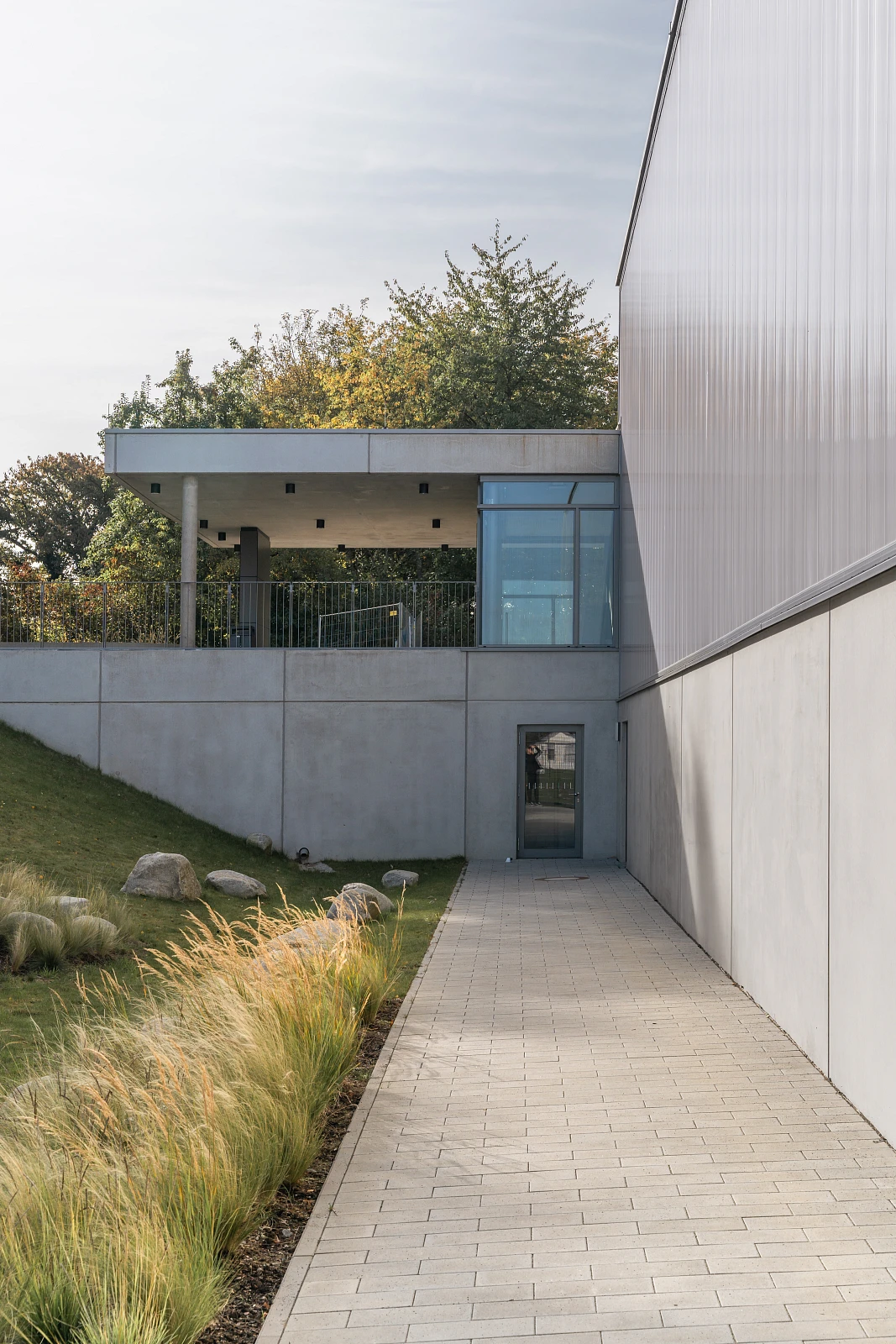 Außenansicht mit Sichtbeton der Dreifachsporthalle