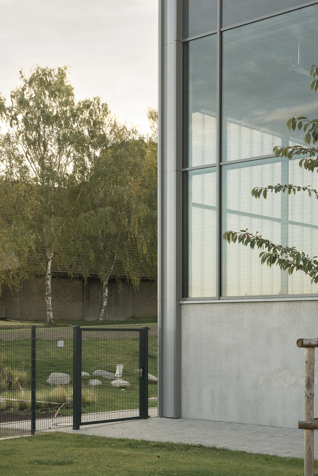 Außenansicht mit Sichtbeton der Dreifachsporthalle