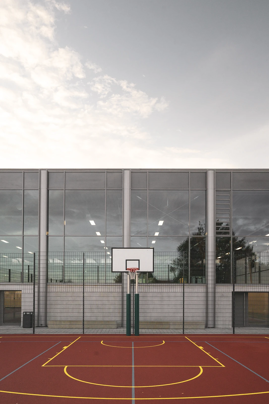 Außenansicht als Glasfassade Dreifachsporthalle