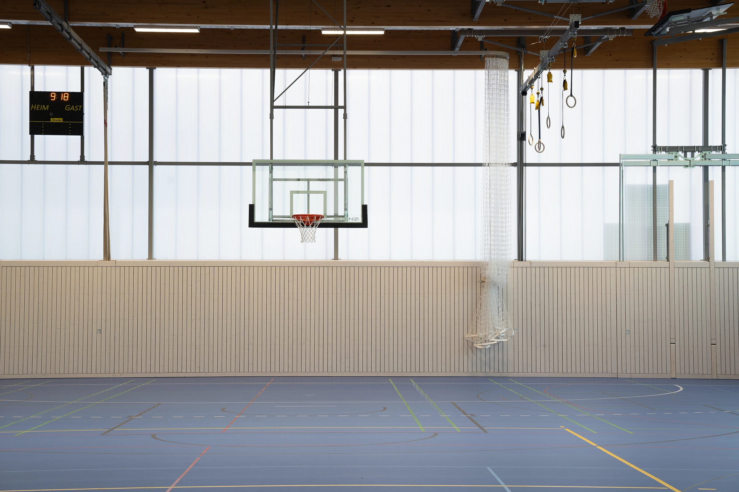 Innenansicht Hallenbereich mit Sportbodenbelag in der Dreifachsporthalle