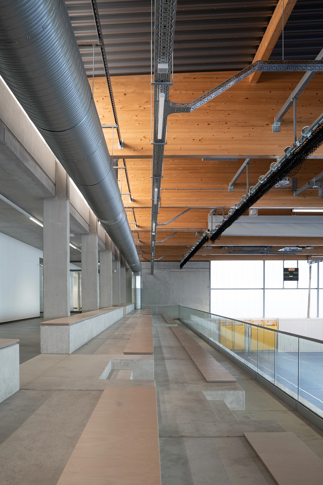 Innenansicht Tribünenbereich in der Dreifachsporthalle