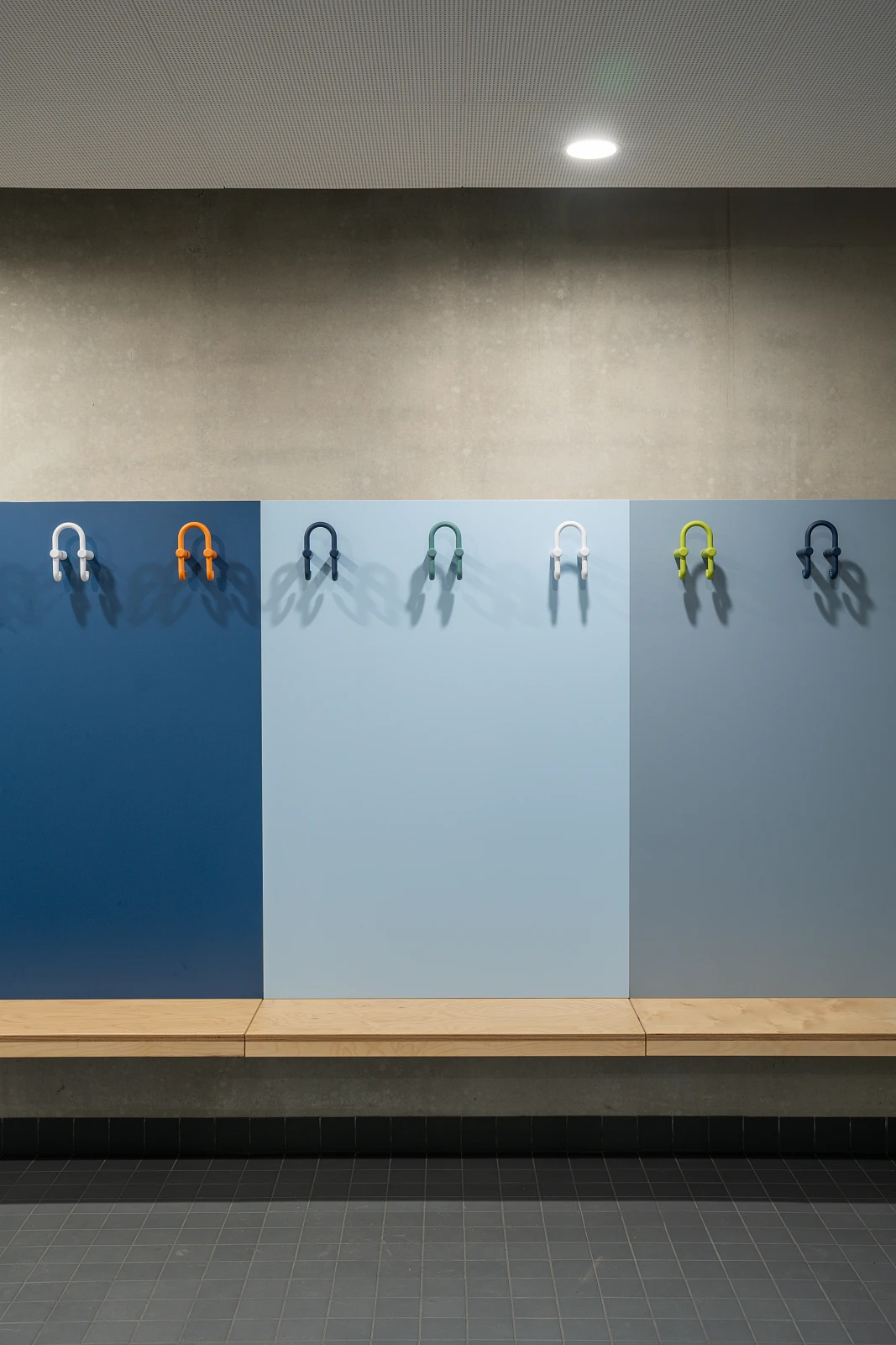 Innenansicht Gaderobenbereich/ Umkleide in der Dreifachsporthalle