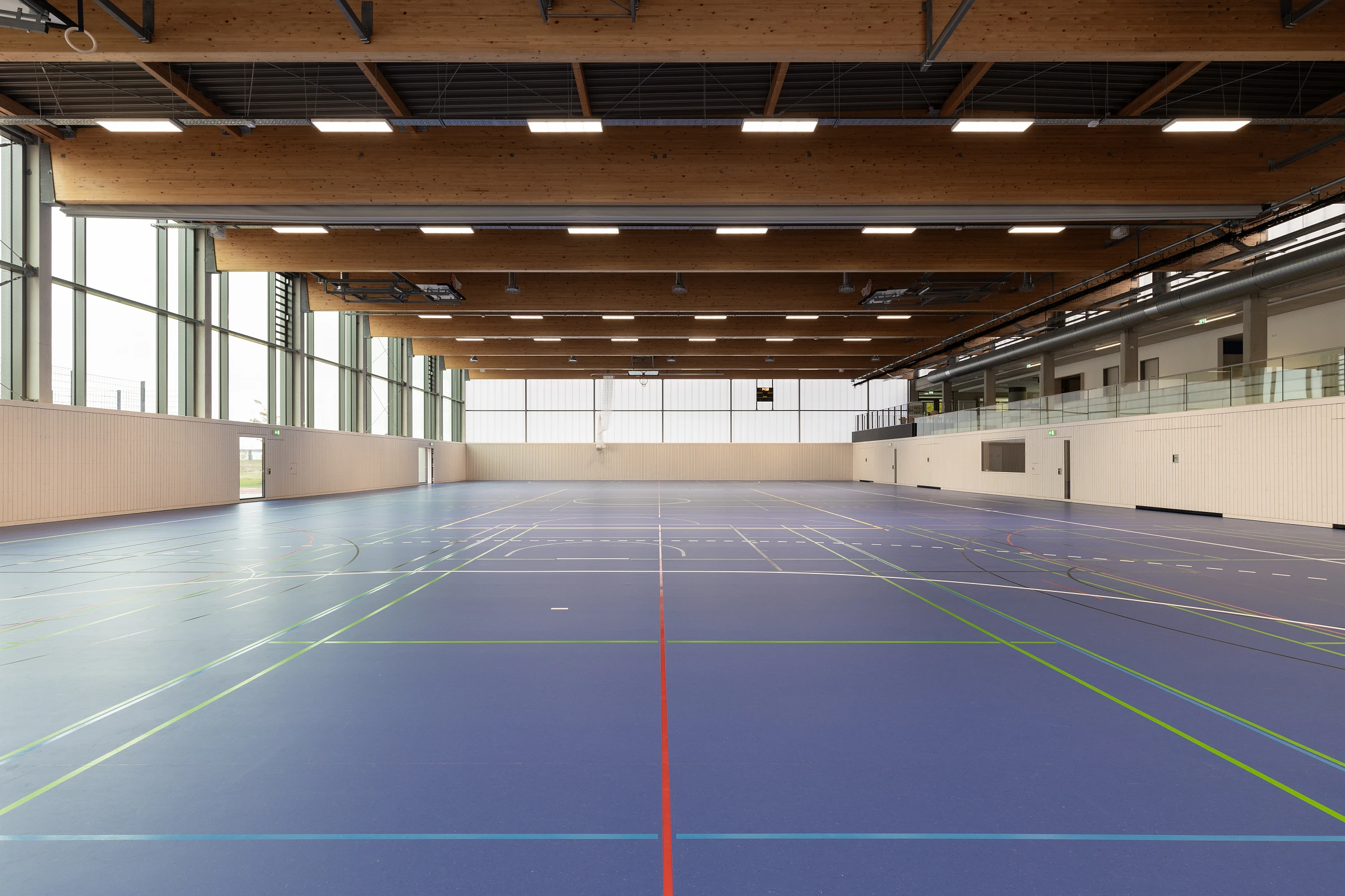 Innenansicht Hallenbereich mit Sportbodenbelag in der Dreifachsporthalle