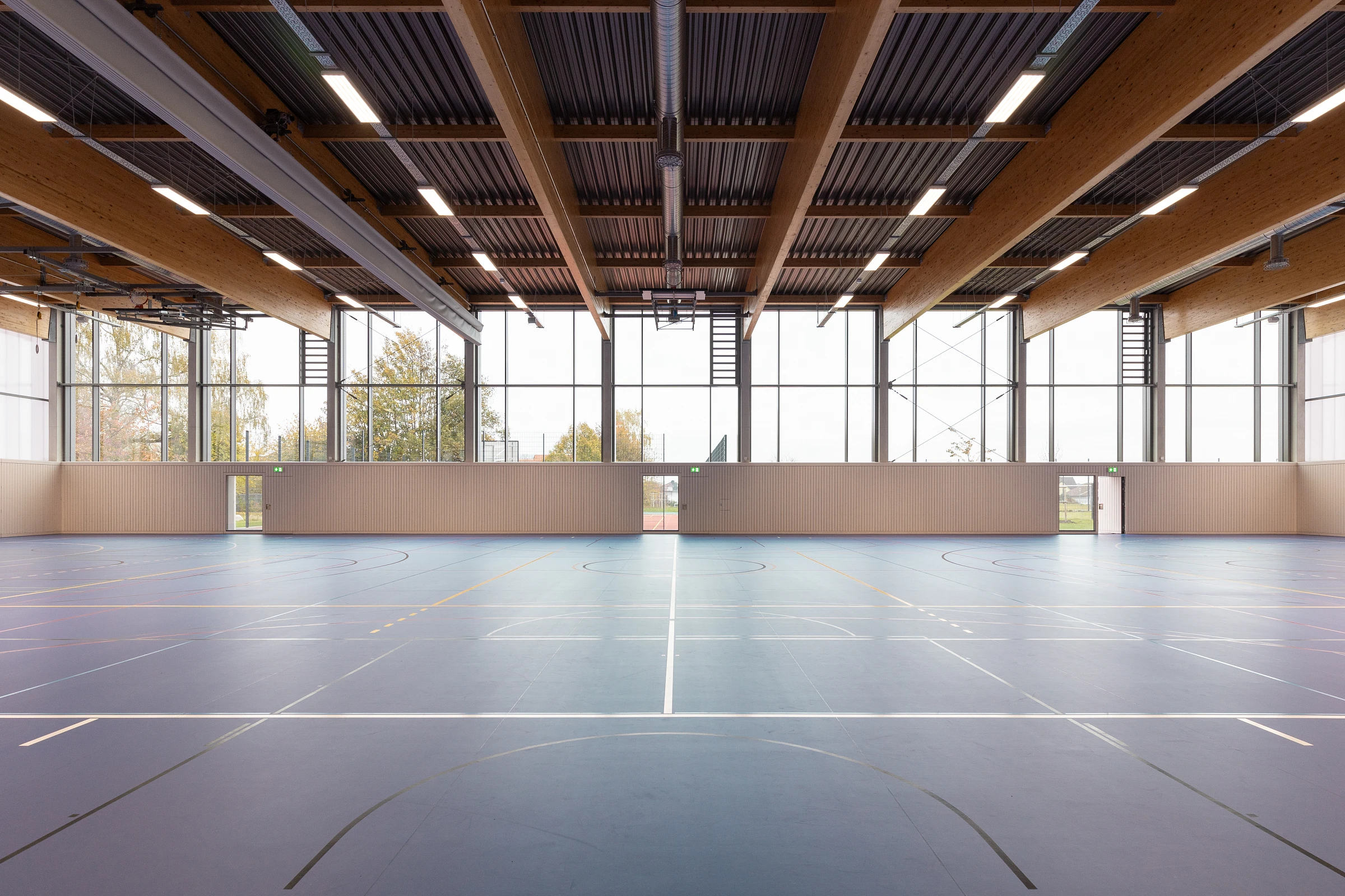 Innenansicht Hallenbereich mit Sportbodenbelag in der Dreifachsporthalle