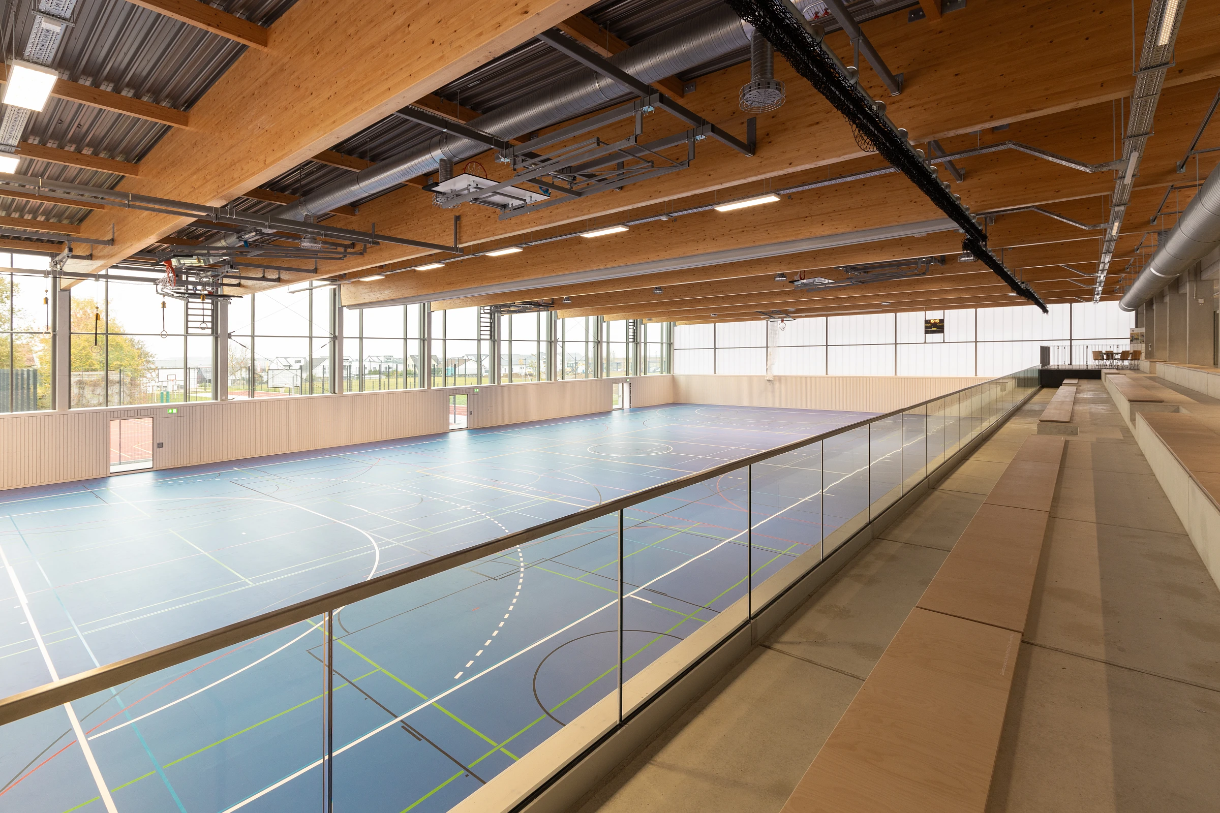 Innenansicht Hallenbereich mit Sportbodenbelag in der Dreifachsporthalle
