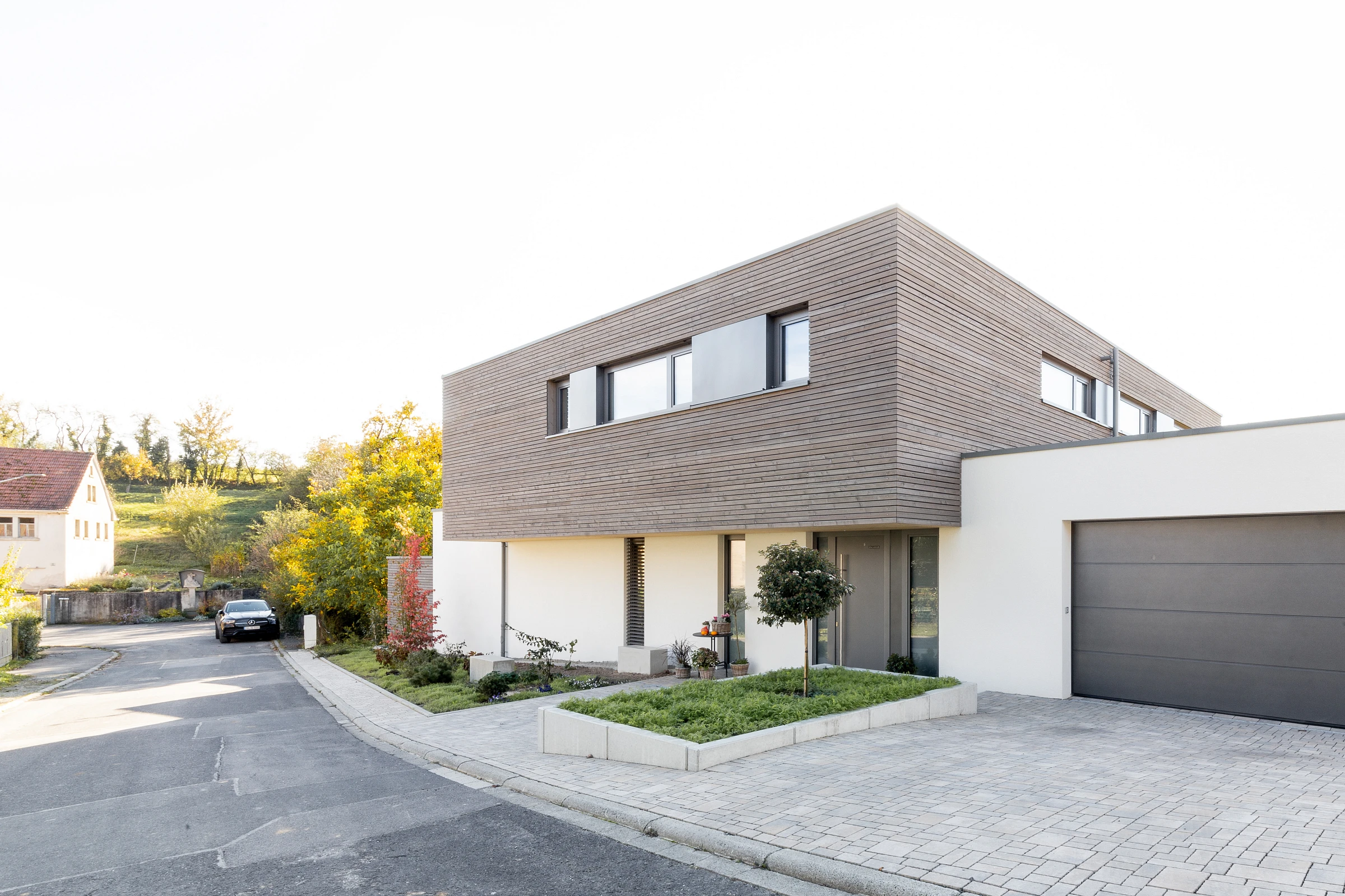 Außenansicht eines Einfamilienhauses Hybridbauweise mit Holzfassade