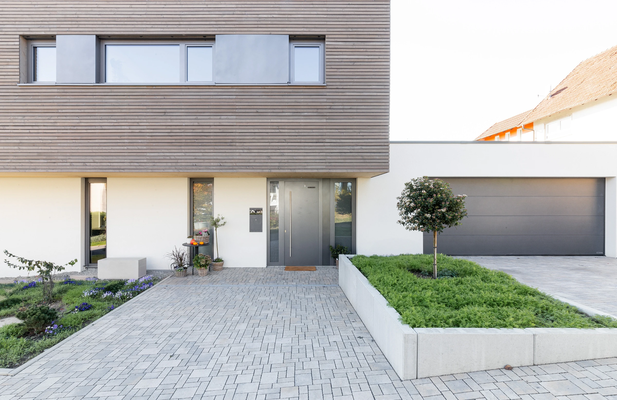 Außenansicht eines Einfamilienhauses Hybridbauweise mit Holzfassade