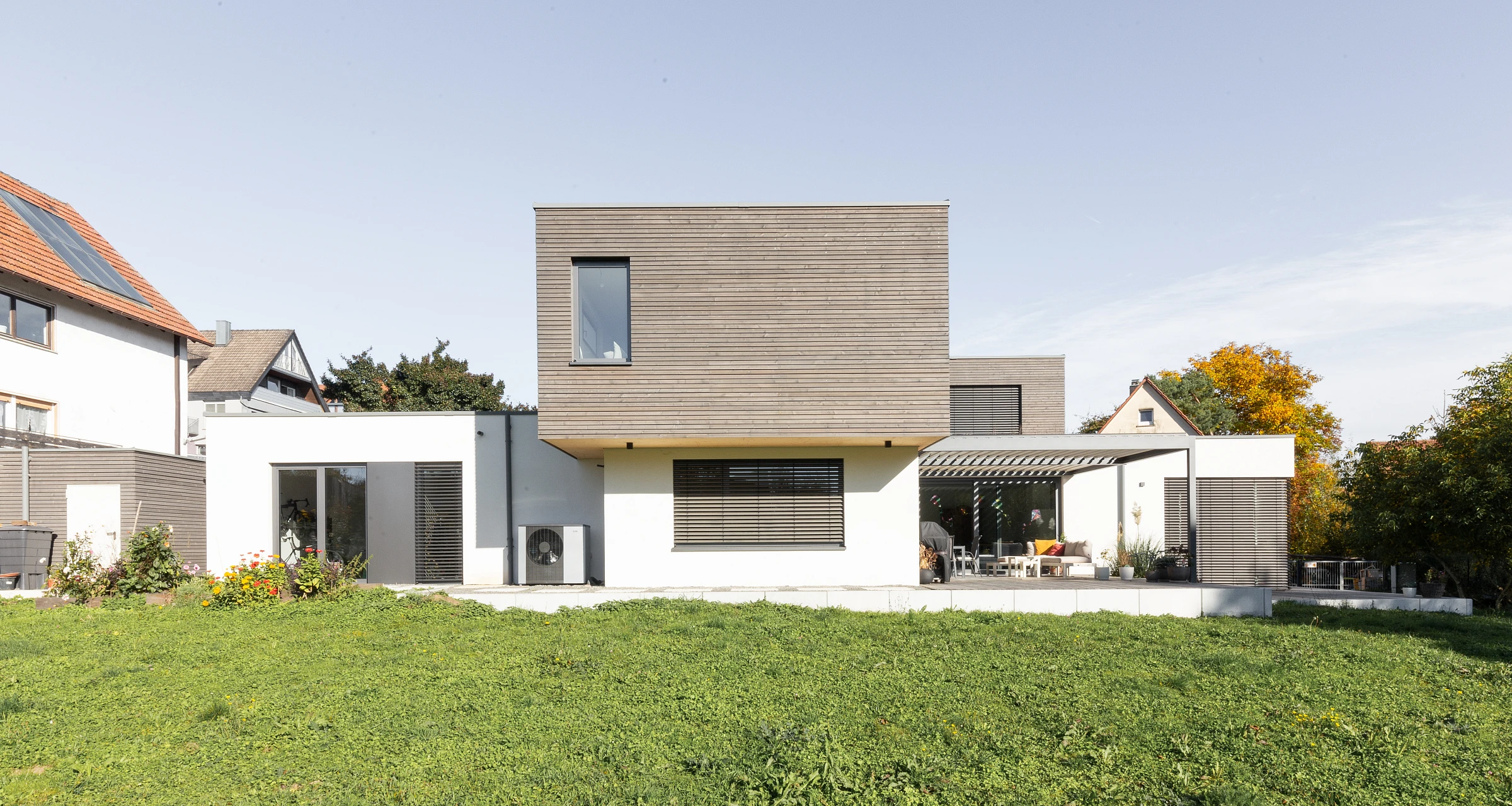 Außenansicht eines Einfamilienhauses Hybridbauweise mit Holzfassade