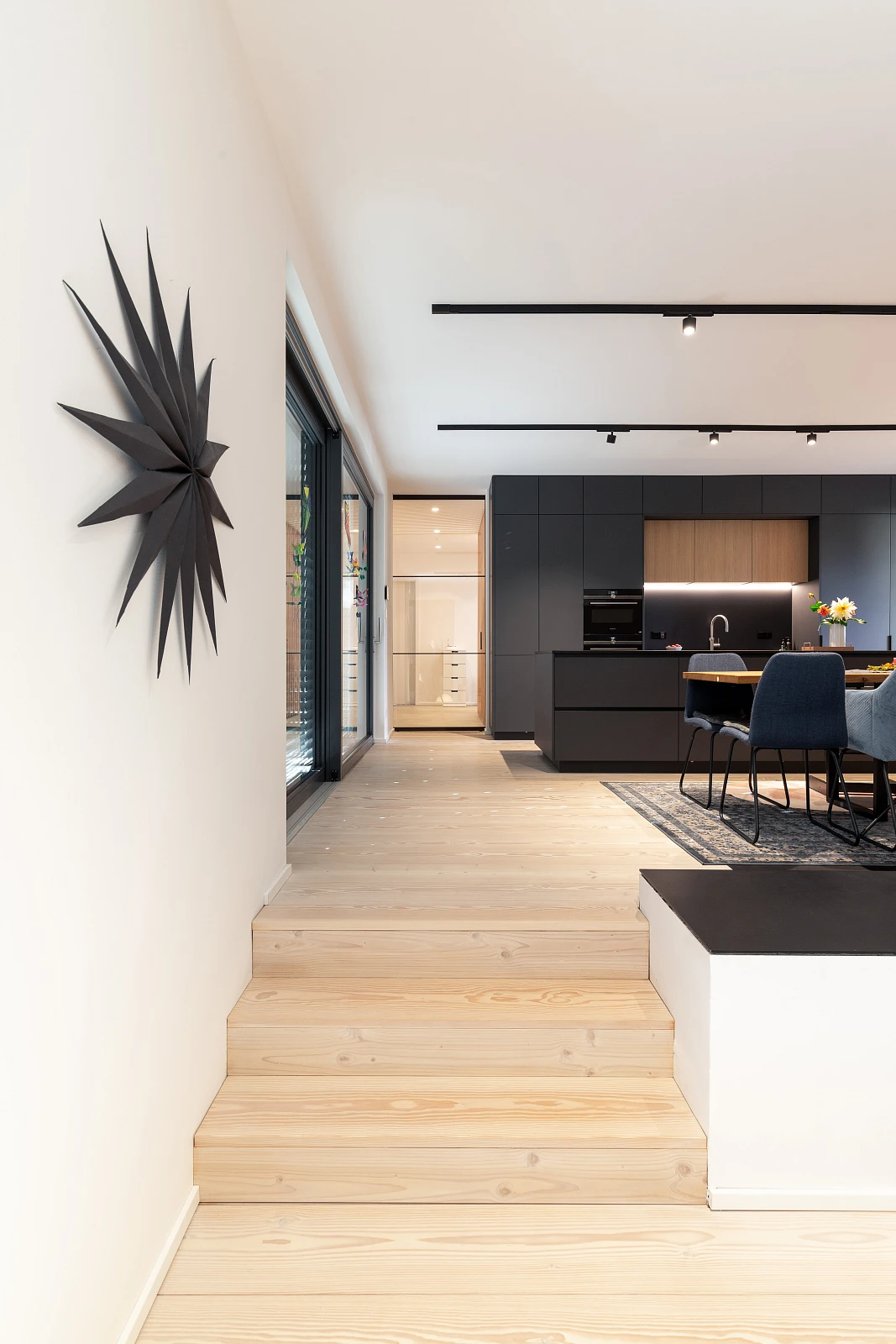 Innenraum mit Holzboden unbehandelt Einfamilienhaus