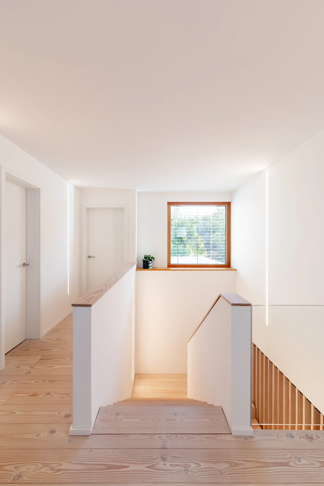 Innenraum mit Holzboden unbehandelt Einfamilienhaus