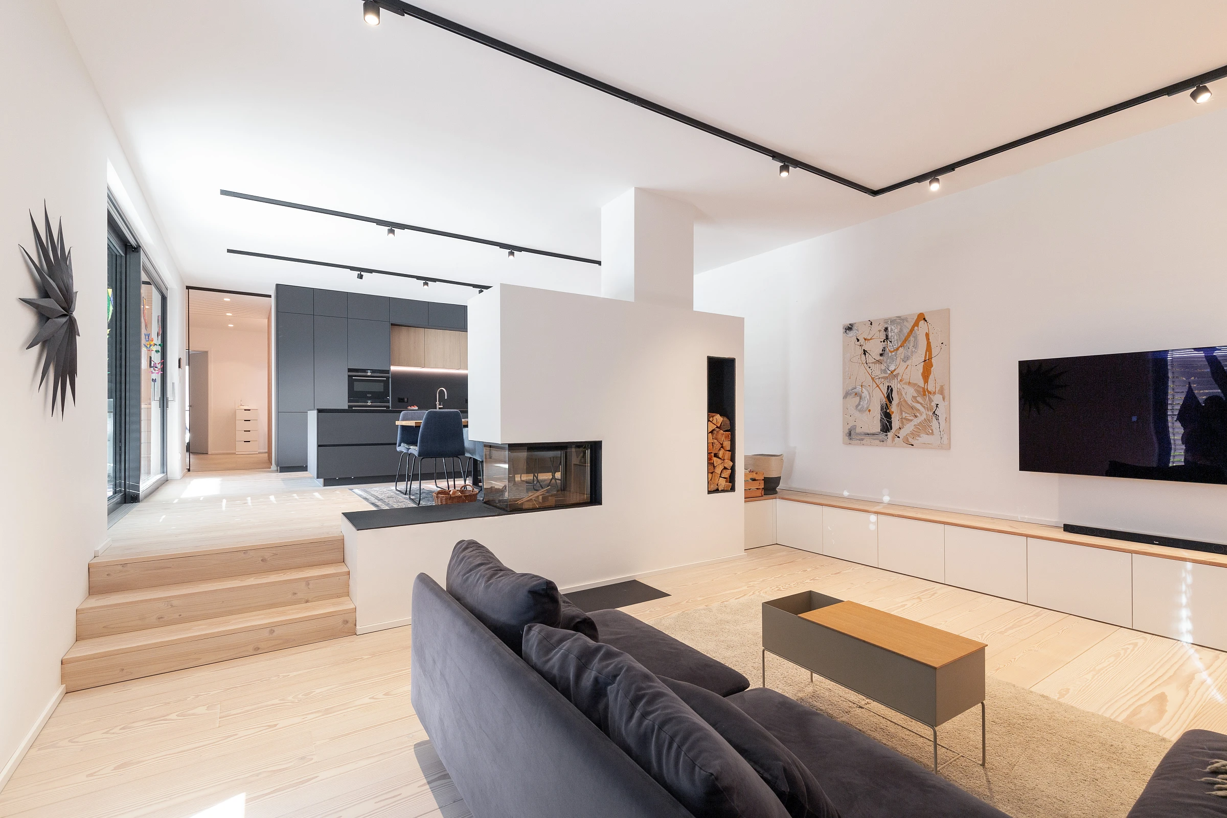 Innenraum mit Holzboden unbehandelt Einfamilienhaus