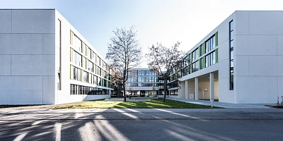 Innenhof eines Jugendwohnheimes mit Sichtbetonfassade