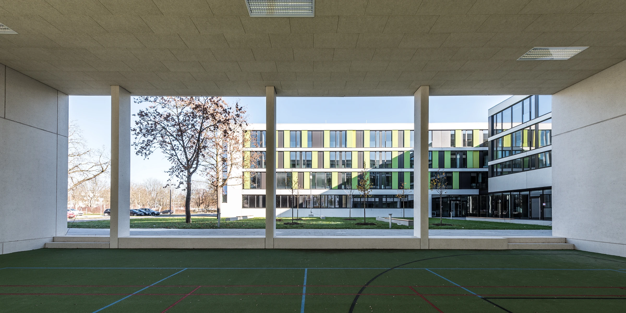 Außenspielbereich überdacht eines Jugendwohnheimes