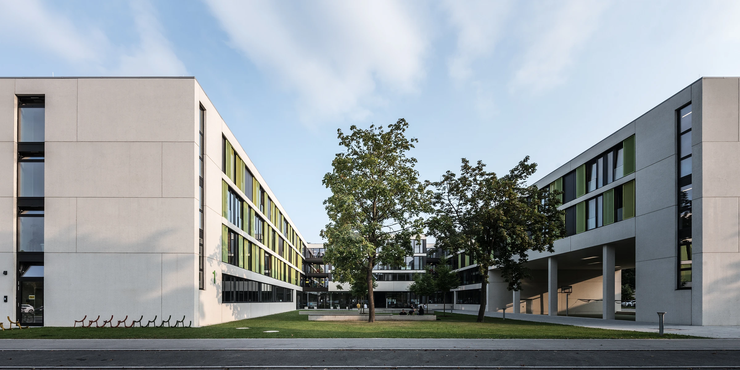 Innenhof eines Jugendwohnheimes mit Sichtbetonfassade