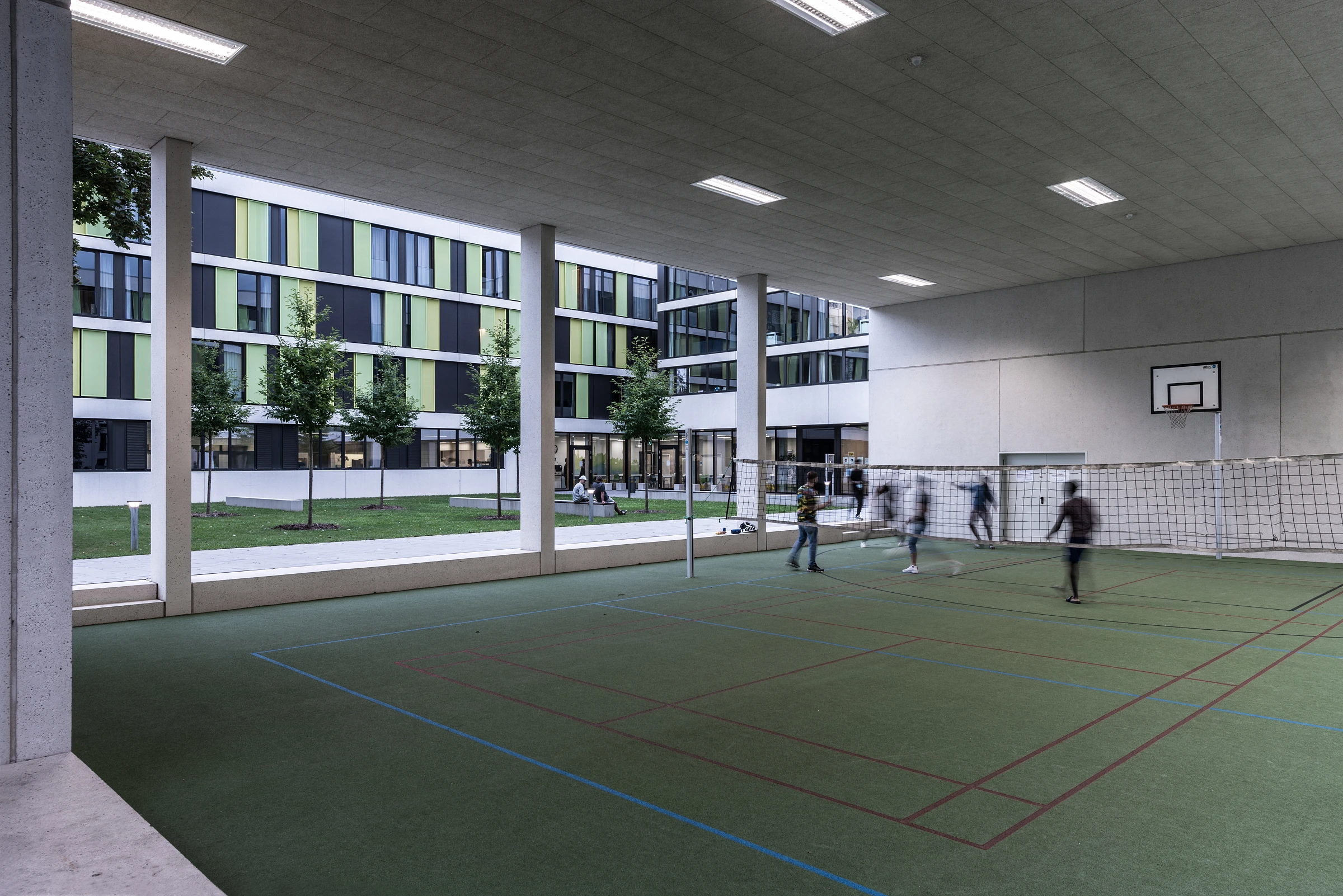 Außenspielbereich überdacht eines Jugendwohnheimes