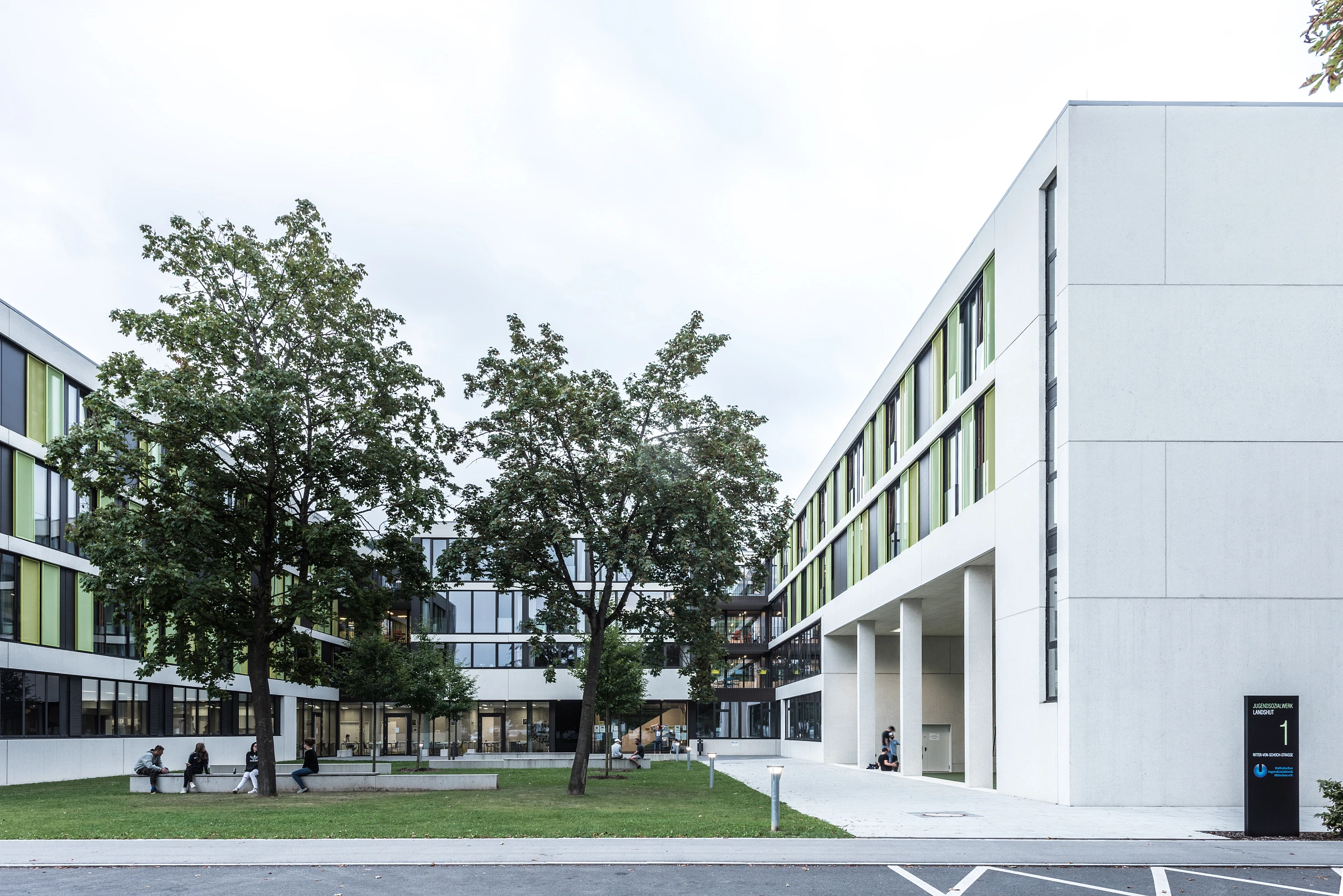 Innenhof eines Jugendwohnheimes mit Sichtbetonfassade