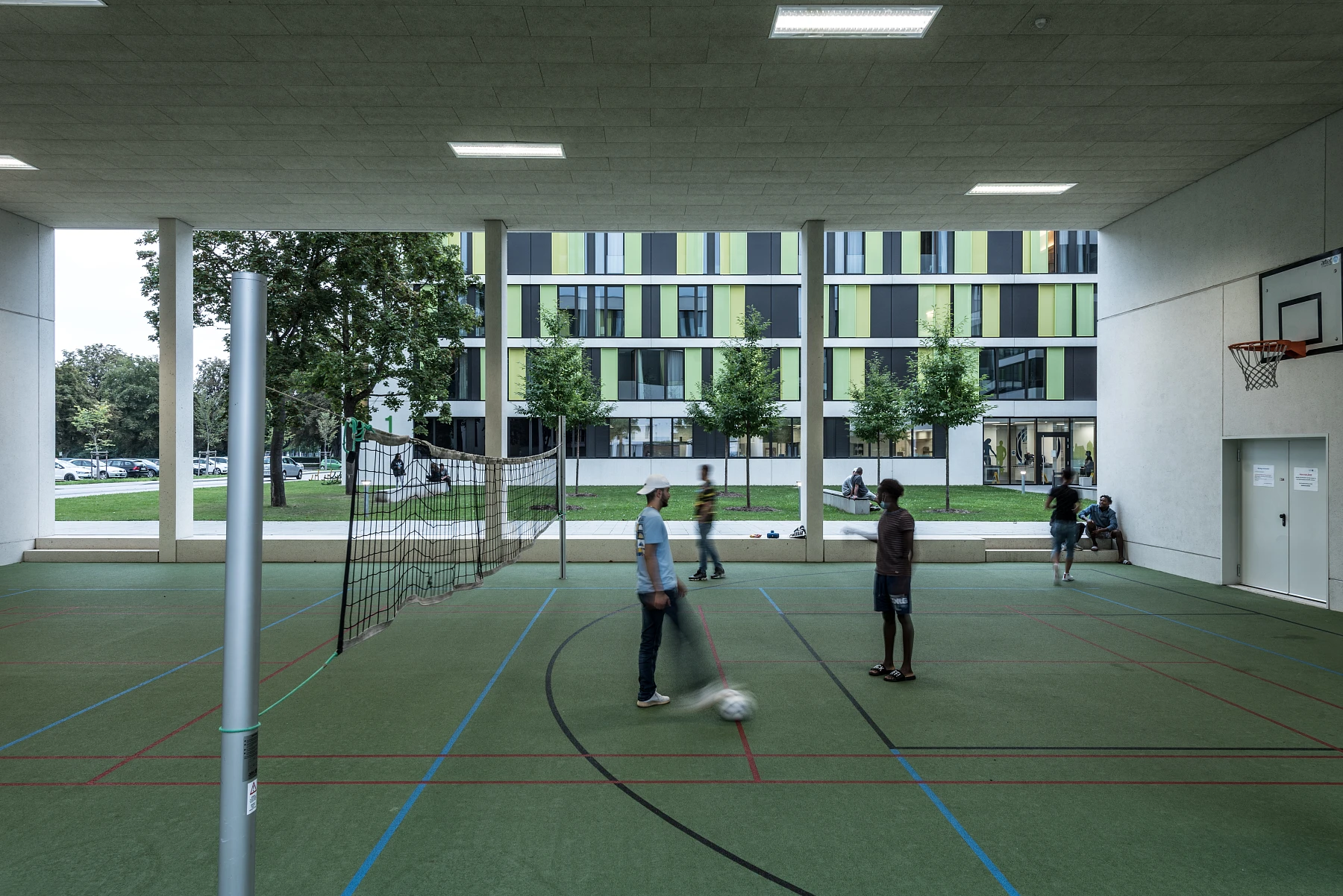 Außenspielbereich überdacht eines Jugendwohnheimes