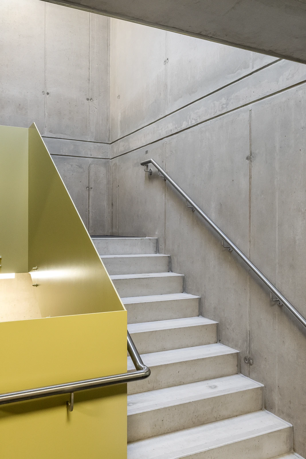 Studierendenwohnheim mit Sichtbeton Treppenhaus