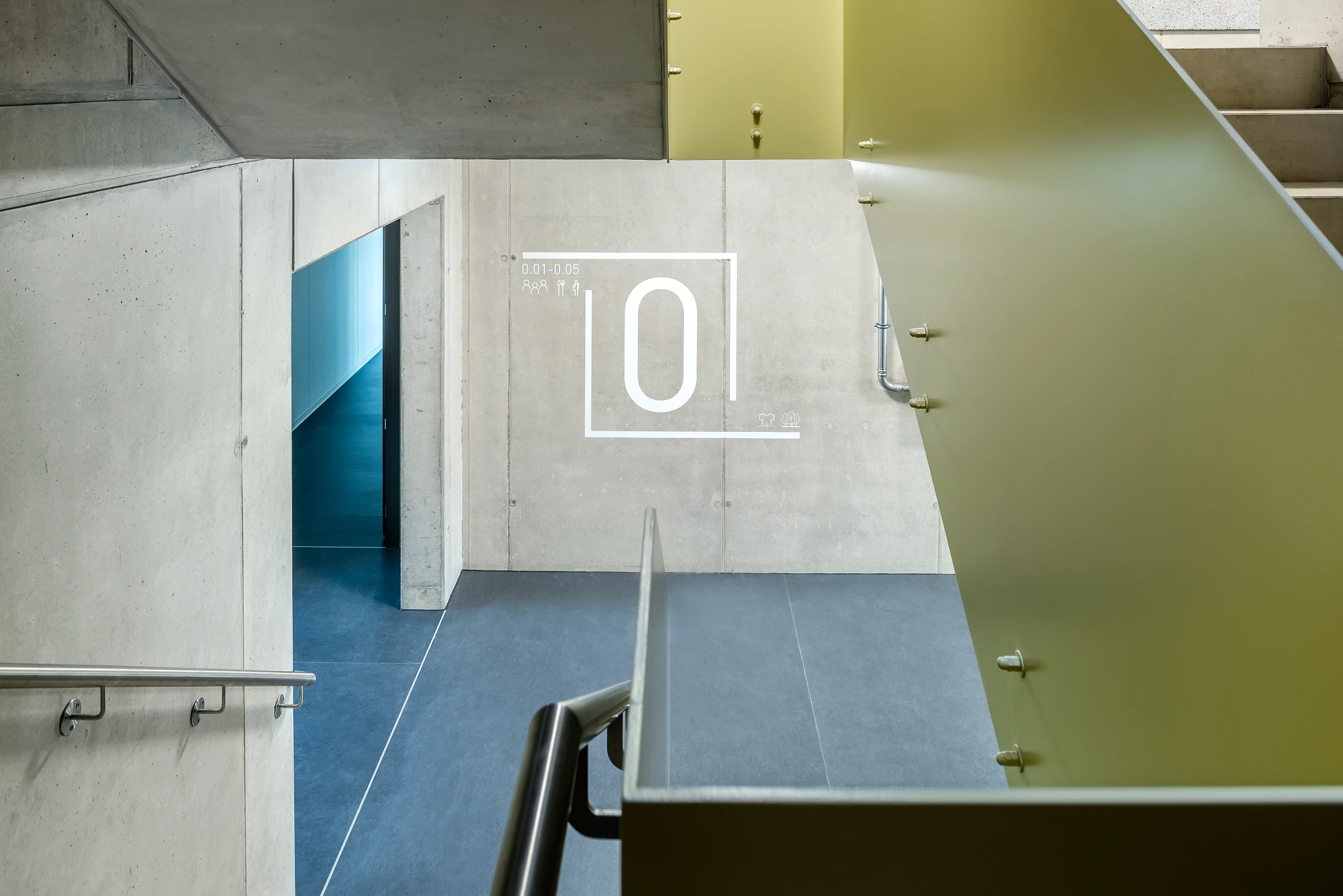 Studierendenwohnheim mit Sichtbeton Treppenhaus