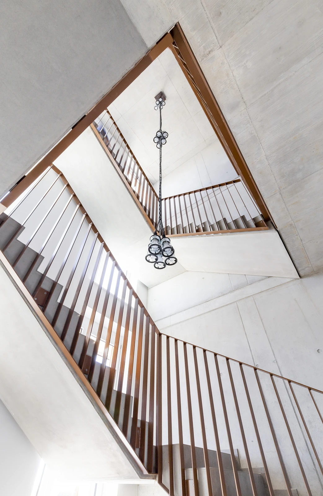 Treppenhaus einer Rohbaufirma in Hybridbauweise