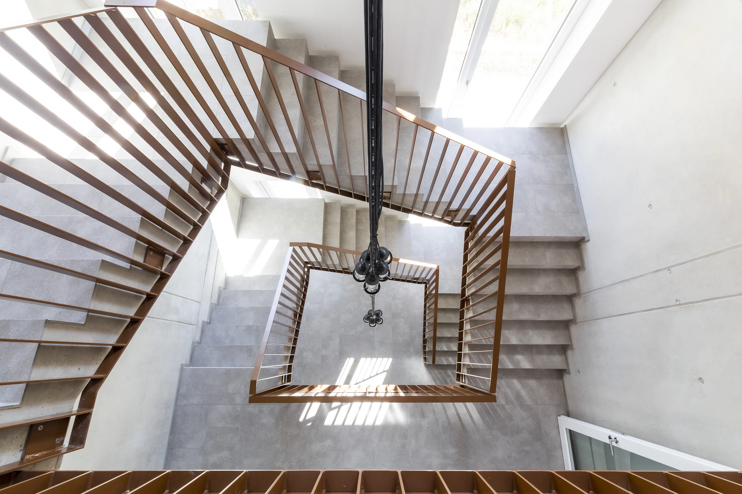 Treppenhaus einer Rohbaufirma in Hybridbauweise