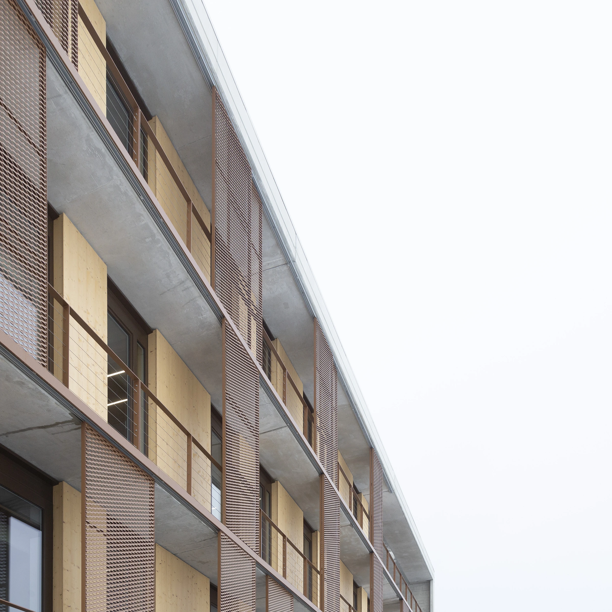 Fassade mit außenliegenden Balkonen einer Rohbaufirma in Hybridbauweise