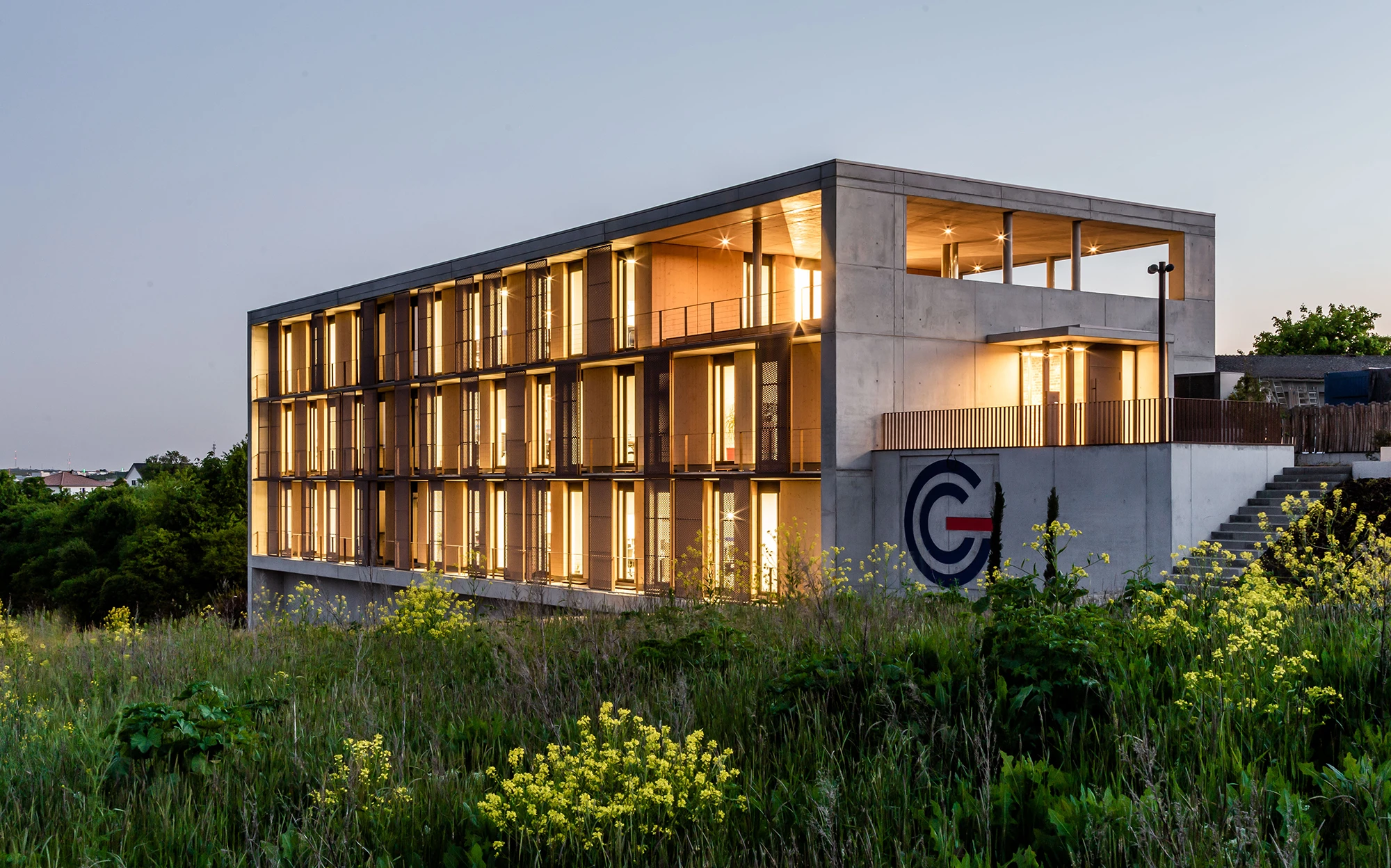 Verwaltungsgebäude einer Rohbaufirma in Hybridbauweise