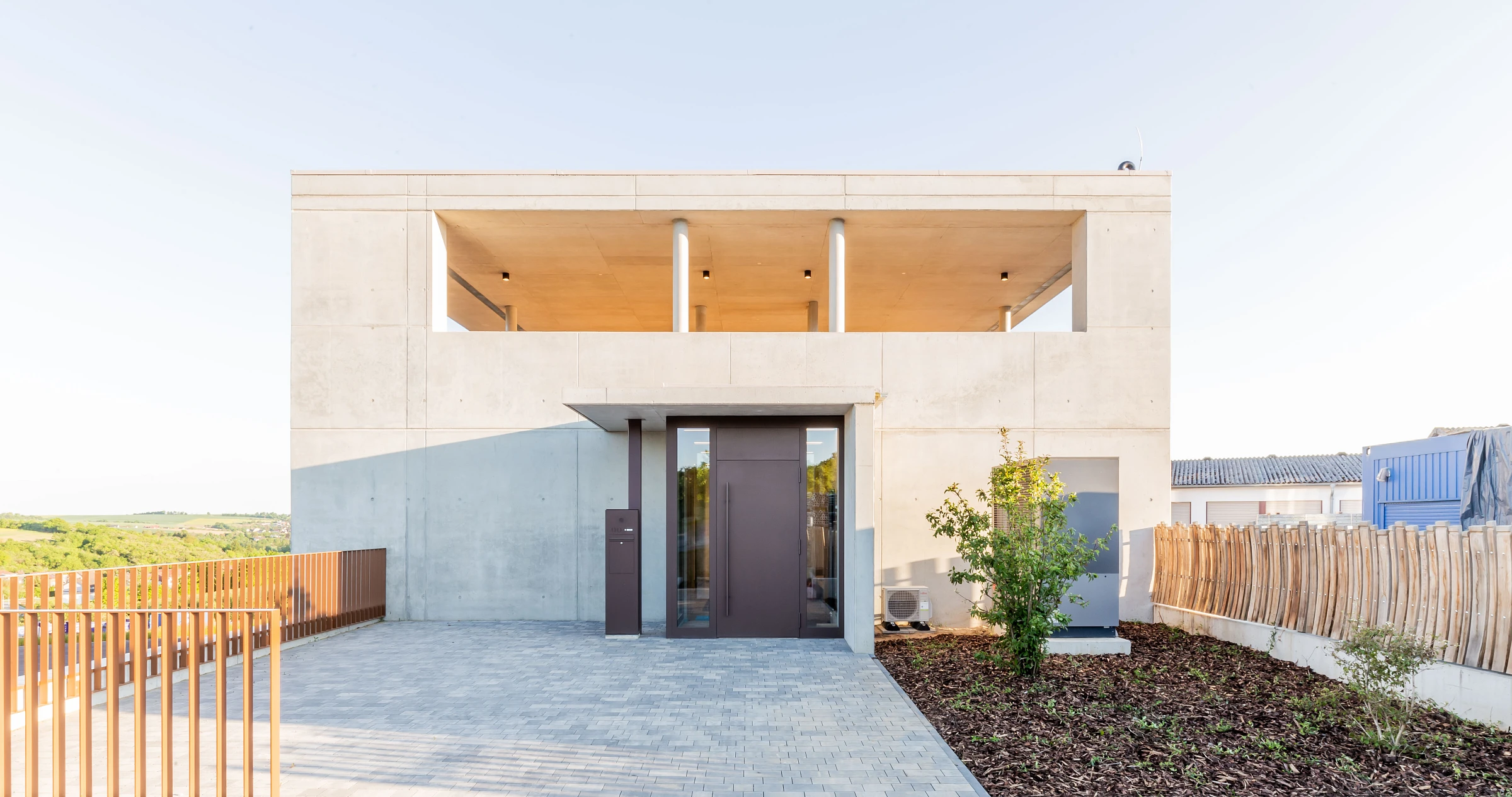 Eingangsbereich des Verwaltungsgebäude einer Rohbaufirma in Hybridbauweise