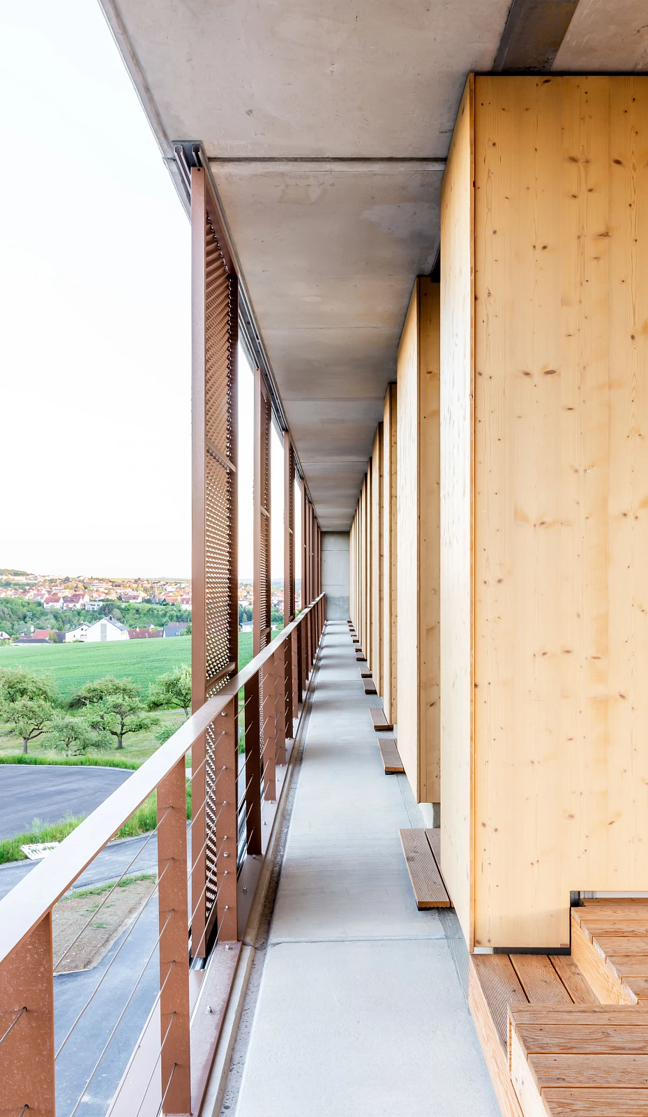 Fassade mit außenliegenden Balkonen einer Rohbaufirma in Hybridbauweise