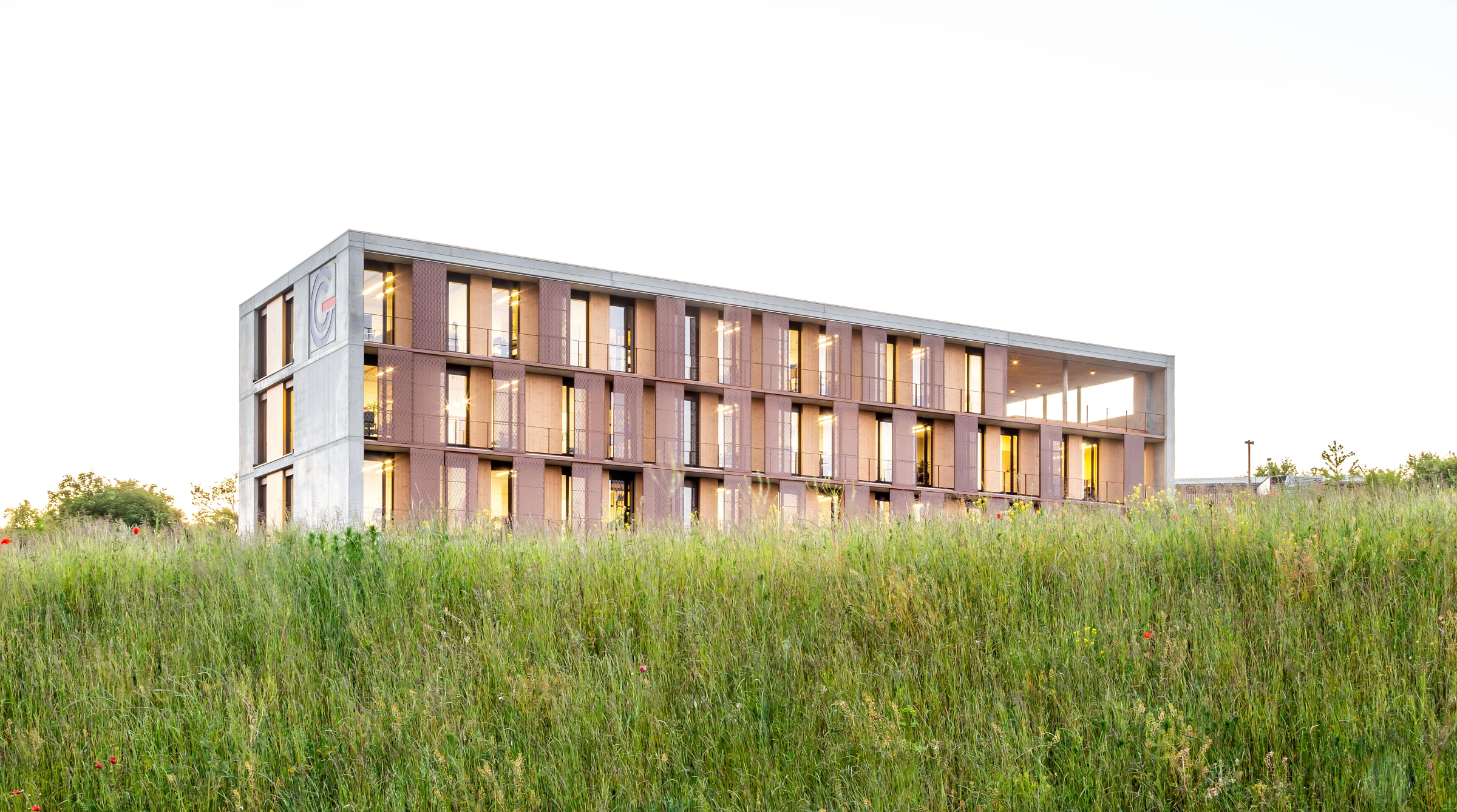 Verwaltungsgebäude einer Rohbaufirma in Hybridbauweise