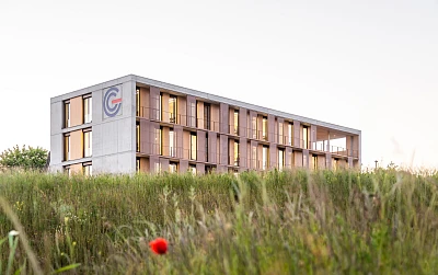 Verwaltungsgebäude einer Rohbaufirma in Hybridbauweise