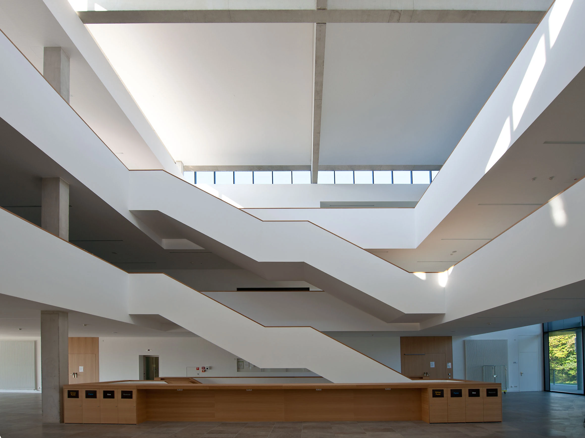 Offene Treppenanlage in einem Hörsaalgebäude