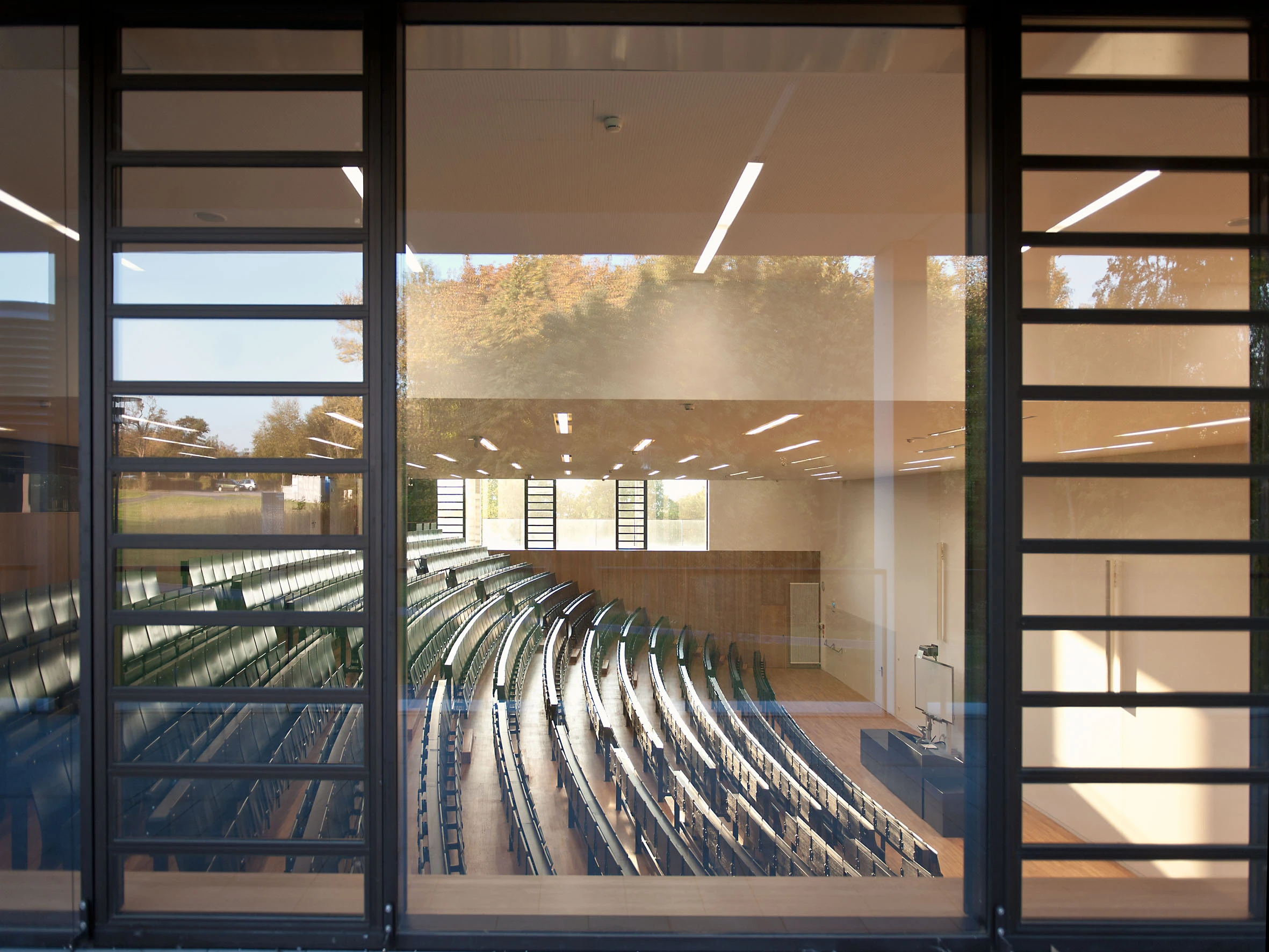 Hörsaalgebäude mit Architekturbetonfassade