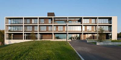 Hörsaalgebäude mit Architekturbetonfassade