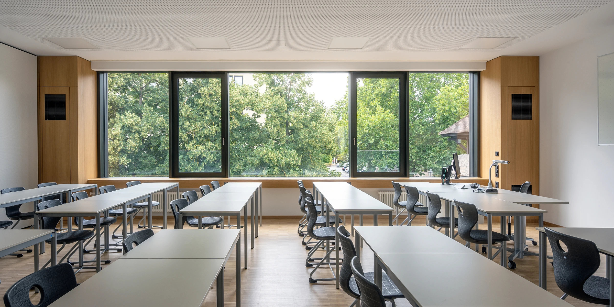 Inneraumansicht der Schulerweiterung natürliche Materialien